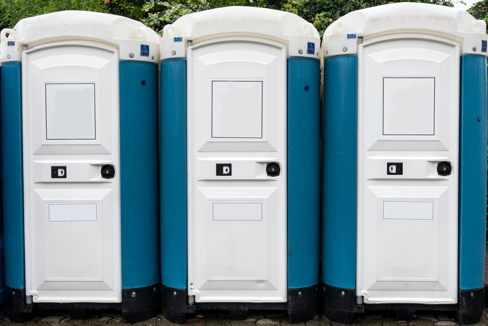 toilette-cabins-outside.jpg